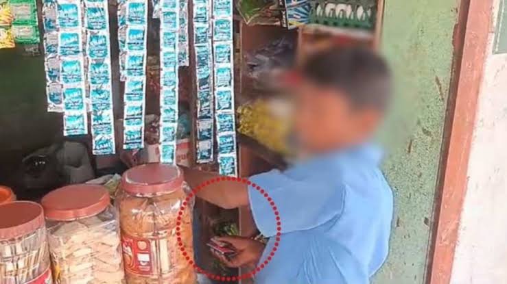 छत्तीसगढ़: Govt स्कूल के चपरासी ने Student से कहा -“जाओ पान ठेला से मेरे लिए राजश्री गुटखा ले आओ” 🛑 डीईओ ने किया Suspend
