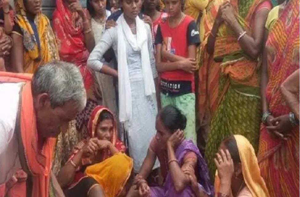 करमा-धरमा पर्व पर नहाने तालाब में उतरीं 4 लड़कियों की डूबने से मौत, 12 से 15 वर्ष की बच्चियां एक-दूसरे को बचाने के चक्कर हुईं बड़े हादसे का शिकार, गांव में पसरा मातम करमा-धरमा पर्व पर नहाने तालाब में उतरीं 4 लड़कियों की डूबने से मौत, 12 से 15 वर्ष की बच्चियां एक-दूसरे को बचाने के चक्कर हुईं बड़े हादसे का शिकार, गांव में पसरा मातम