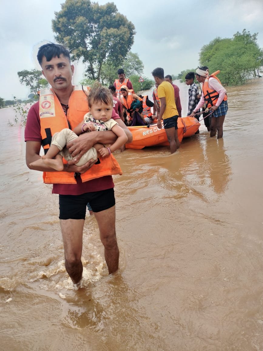 शिवनाथ नदी उफान पर, खतरे के निशान से ढाई फीट ऊपर बह रहा पानी, एक दर्जन से ज्यादा गांव प्रभावित, बाढ़ में फंसे 100 लोगों को निकाला एसडीआरएफ ने, तीन सड़क मार्ग बंद