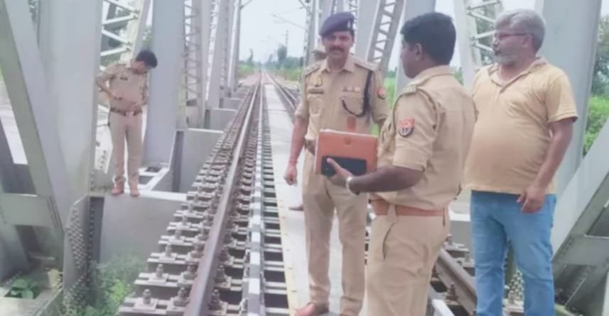 Oh…..my….God….रेल पटरी पर रील बना रहे थे पति-पत्नी और आ गई ट्रेन, 3 साल के बेटे सहित दम्पत्ति की दर्दनाक मौत…