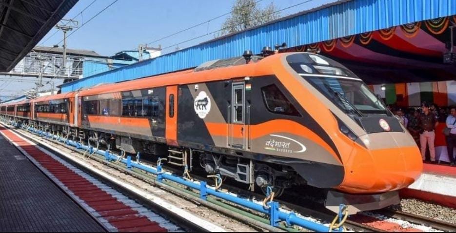 शानदार खबर : अब प्रीमियम ट्रेन “शताब्दी” और “राजधानी” से भी अधिक लम्बी होगी लग्जरी “वंदे भारत Express”