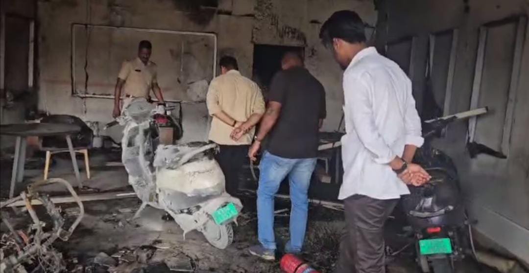 हे प्रभु….E बाईक OLA से परेशान ग्राहक गुस्से में पेट्रोल लेकर पहुंचा शोरूम और लगा दी आग, 6 इलेक्ट्रिक बाईक और कम्प्यूटर जल कर खाक, जानिए क्या है वजह…. हे प्रभु….E बाईक OLA से परेशान ग्राहक गुस्से में पेट्रोल लेकर पहुंचा शोरूम और लगा दी आग, 6 इलेक्ट्रिक बाईक और कम्प्यूटर जल कर खाक, जानिए क्या है वजह….