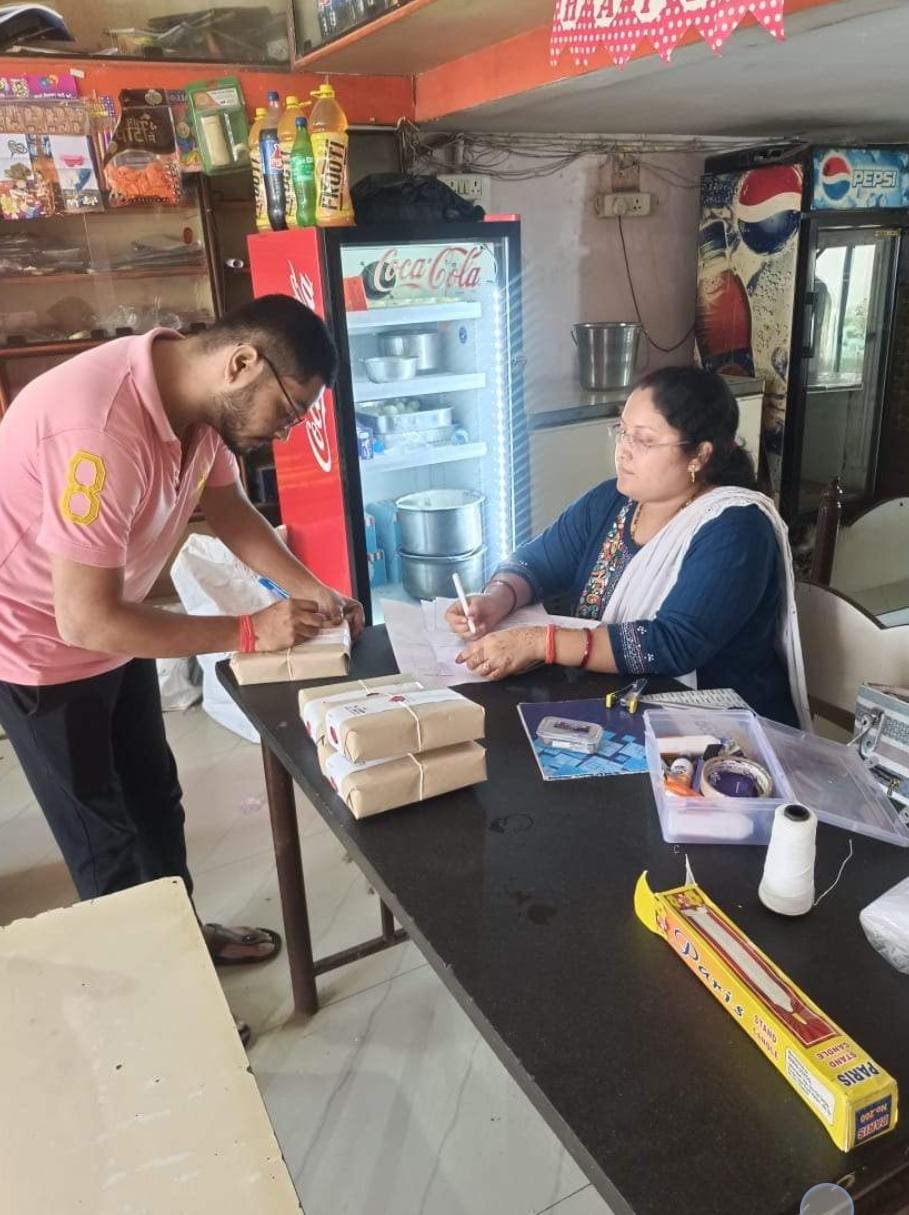 त्यौहार सीजन Action : जिला खाद्य एवं औषधि प्रशासन विभाग की होटलों में सरप्राइज चेकिंग, किराना दुकानों में भी पहुंची टीम त्यौहार सीजन Action : जिला खाद्य एवं औषधि प्रशासन विभाग की होटलों में सरप्राइज चेकिंग, किराना दुकानों में भी पहुंची टीम
