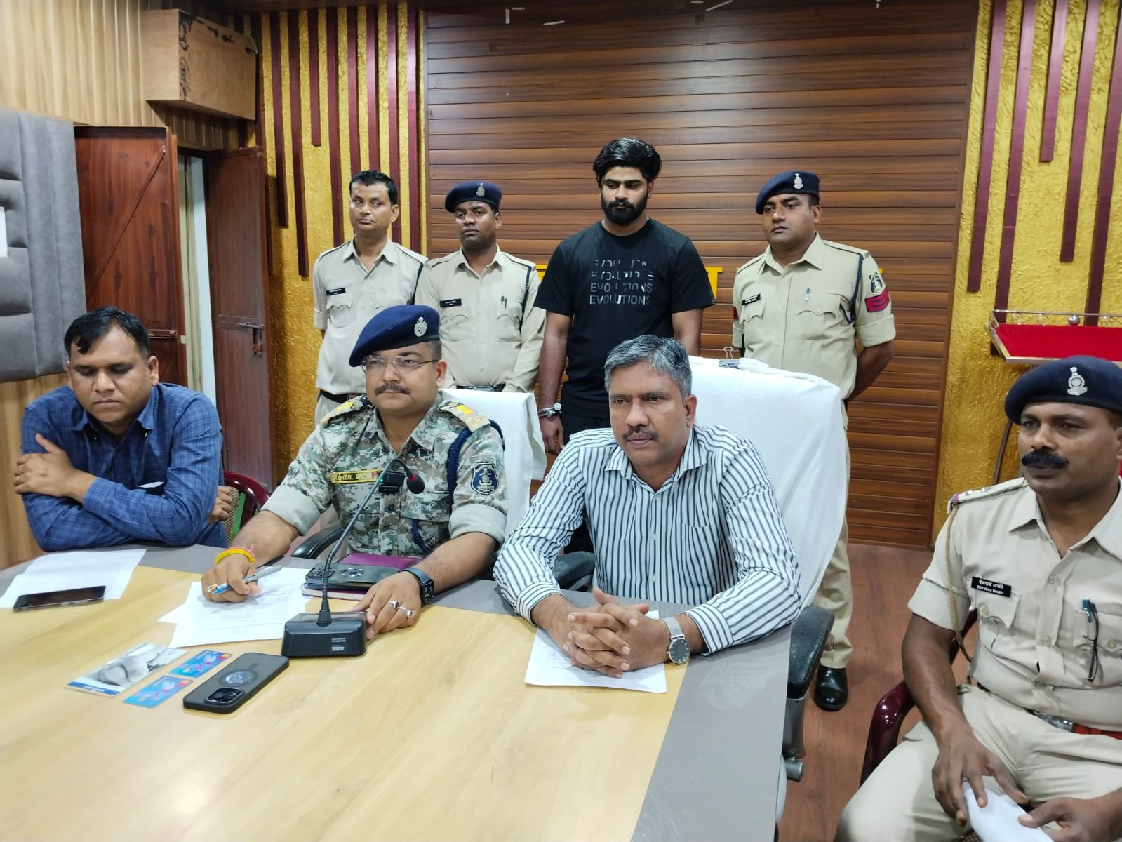 दुर्ग संभाग की खबर : साइबर फ्रॉड का दुबई तक कनेक्शन, सिंगापुर से लौटते ही केरल से अंतर्राष्ट्रीय ठग गिरफ्तार, शेयर ट्रेडिंग के नाम बिछा रखा धोखाधड़ी का जाल