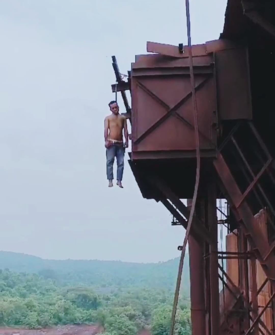 Durg संभाग : 300 फीट की ऊंचाई पर लटकता मिला ठेका श्रमिक का शव, Suicide की वजह तलाश रही पुलिस