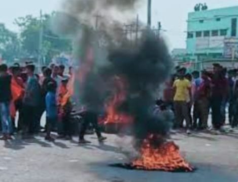 कवर्धा में फिर बवाल, युवक की संदिग्ध मौत पर भड़के ग्रामीण, एक घर को किया आग के हवाले, एसपी से धक्का मुक्की, गांव में तनाव के चलते 400 फोर्स तैनात, 40 ग्रामीण हिरासत में