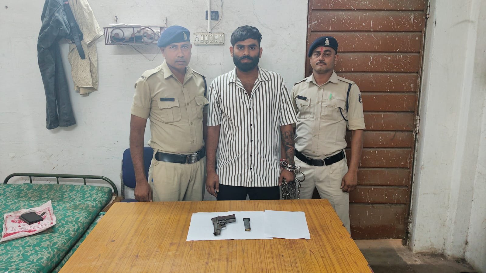 खुर्सीपार थाना क्षेत्र का निगरानी गुंडा बदमाश कमर में पिस्टल खोंच घूम रहा था इलाके में, पुलिस ने तत्काल किया गिरफ्तार