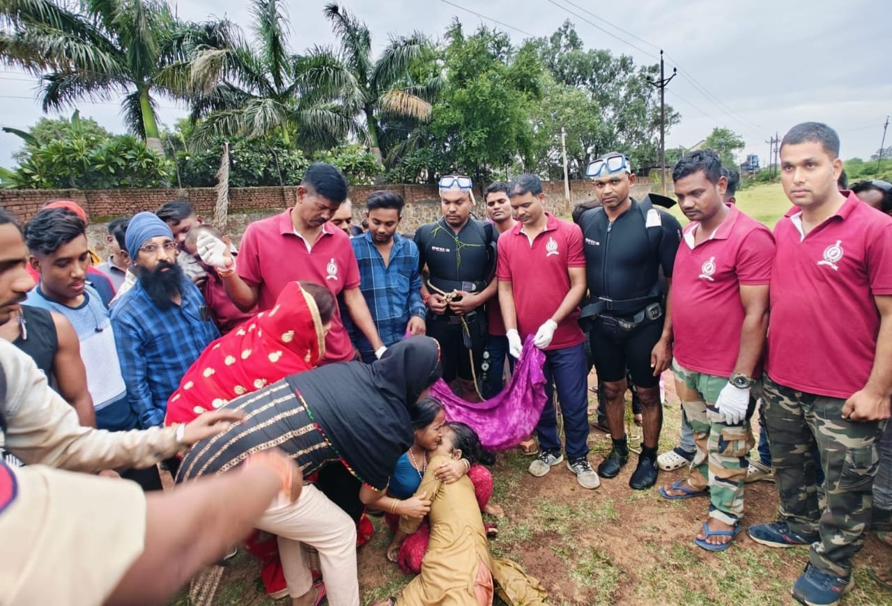 मुरूम खदान के गड्ढे में डूबने से विक्षिप्त युवती की मौत, एसडीआरएफ दुर्ग के गोताखोरों ने बॉडी को निकाल बाहर मुरूम खदान के गड्ढे में डूबने से विक्षिप्त युवती की मौत, एसडीआरएफ दुर्ग के गोताखोरों ने बॉडी को निकाल बाहर