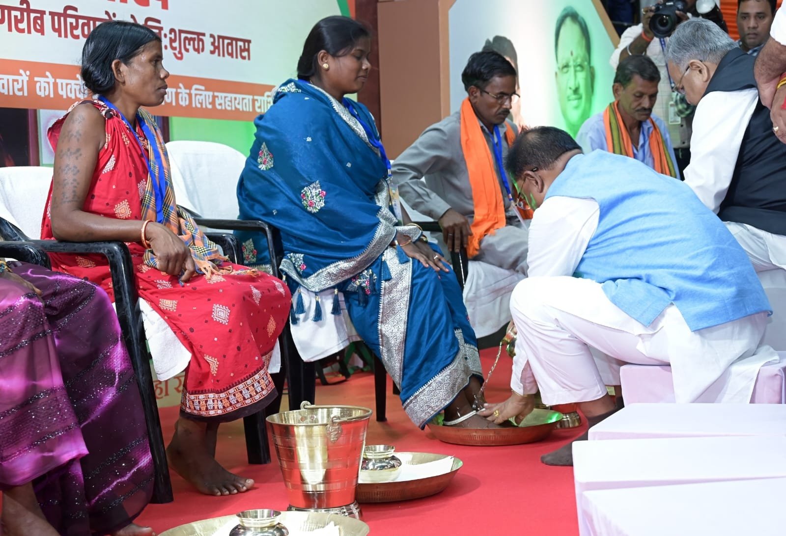 मुख्यमंत्री विष्णु देव साय ने प्रधानमंत्री आवास योजना के हितग्राहियों के पांव पखारकर जनसेवा का दिया अद्वितीय उदाहरण