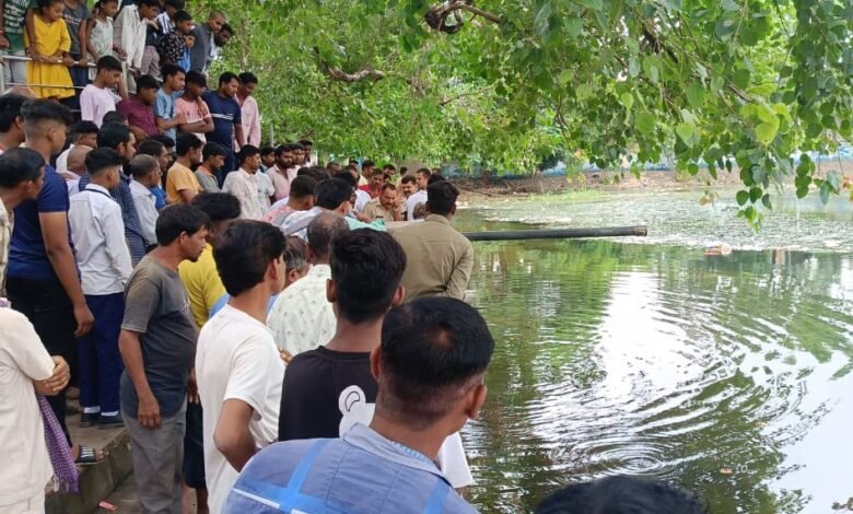 राजधानी रायपुर के तालाब में डूबने से आठ एवं 10 साल के मासूम स्कूली बच्चों की मौत, गहरे पानी में उतरे थे नहाने के लिए स्कूली यूनिफॉर्म से हुई पहचान राजधानी रायपुर के तालाब में डूबने से आठ एवं 10 साल के मासूम स्कूली बच्चों की मौत, गहरे पानी में उतरे थे नहाने के लिए स्कूली यूनिफॉर्म से हुई पहचान