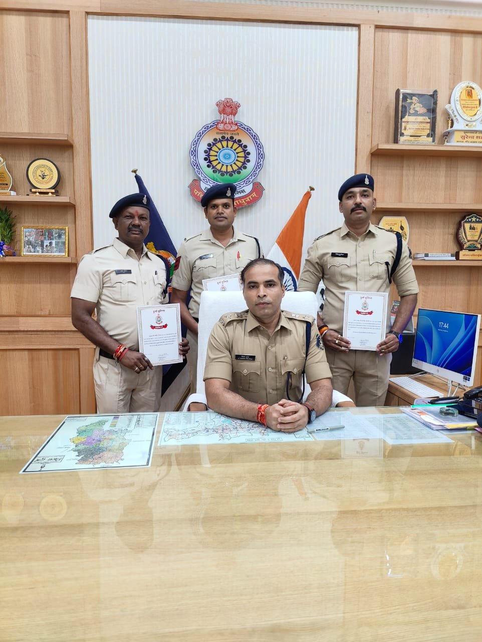 चार मंजिला मकान में लगी आग की लपटों में फंसे एक महिला व दो पुरुष को बचाया थाना सिटी कोतवाली के जवानों ने, तीनों ही पुलिस कर्मियों को पुरस्कृत किया एसपी ने