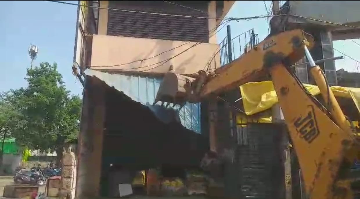 Bulldozer Action : नंदिनी रोड से छावनी थाने तक चला नगर निगम का बुलडोजर, हटाए गए सड़क में बाधक बने अवैध कब्जे, सुबह 6:00 बजे से शुरू की गई कार्यवाही