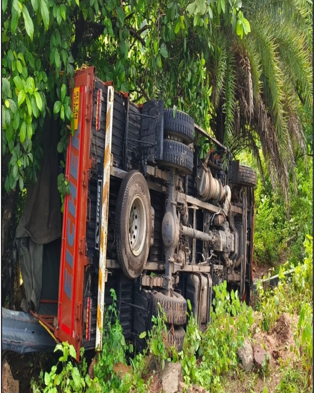 सीआरपीएफ जवानों से भरा वाहन पलटा, 20 से 25 जवान थे सवार, दोरनापाल से बारसूर जाते हादसा सीआरपीएफ जवानों से भरा वाहन पलटा, 20 से 25 जवान थे सवार, दोरनापाल से बारसूर जाते हादसा