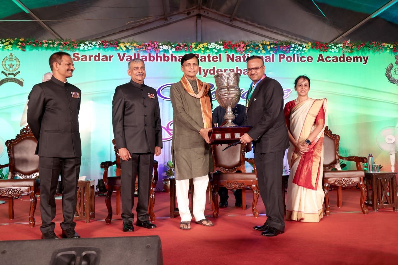 Good News : दुर्ग रेंज पुलिस महानिरीक्षक राम गोपाल गर्ग प्रधानमंत्री सिल्वर कप ट्रॉफी से सम्मानित, पुलिसिंग में आधुनिक तकनीक का उपयोग पर की केस स्टडी Good News : दुर्ग रेंज पुलिस महानिरीक्षक राम गोपाल गर्ग प्रधानमंत्री सिल्वर कप ट्रॉफी से सम्मानित, पुलिसिंग में आधुनिक तकनीक का उपयोग पर की केस स्टडी