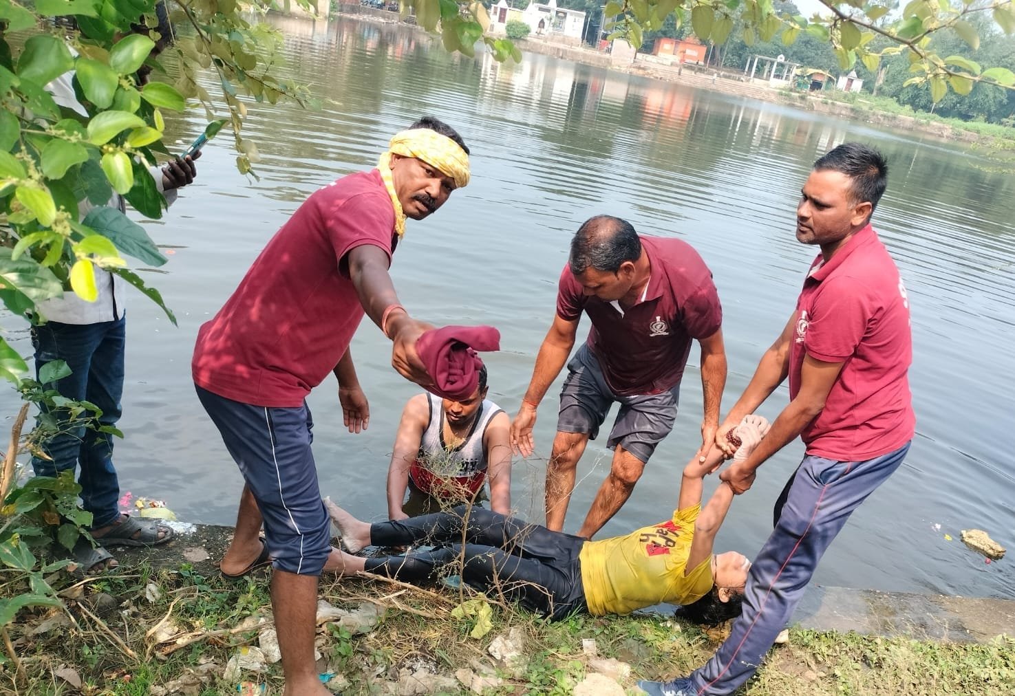 पूजा करने कल शाम घर से निकली नाबालिग किशोरी का शव आज सुबह एसडीआरएफ दुर्ग टीम ने निकाला तालाब से, पद्मनाभपुर पुलिस ने शुरू की जांच पूजा करने कल शाम घर से निकली नाबालिग किशोरी का शव आज सुबह एसडीआरएफ दुर्ग टीम ने निकाला तालाब से, पद्मनाभपुर पुलिस ने शुरू की जांच