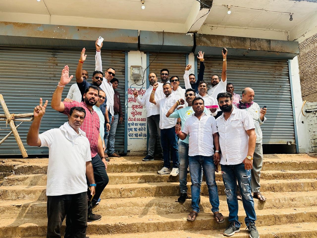 फोन पर 48 घंटे के भीतर हट गई शराब दुकान, गदा चौक पर हर्ष की लहर, समर्थकों ने बांटी मिठाई, लोगों ने कहा – “Thanku विधायकजी”