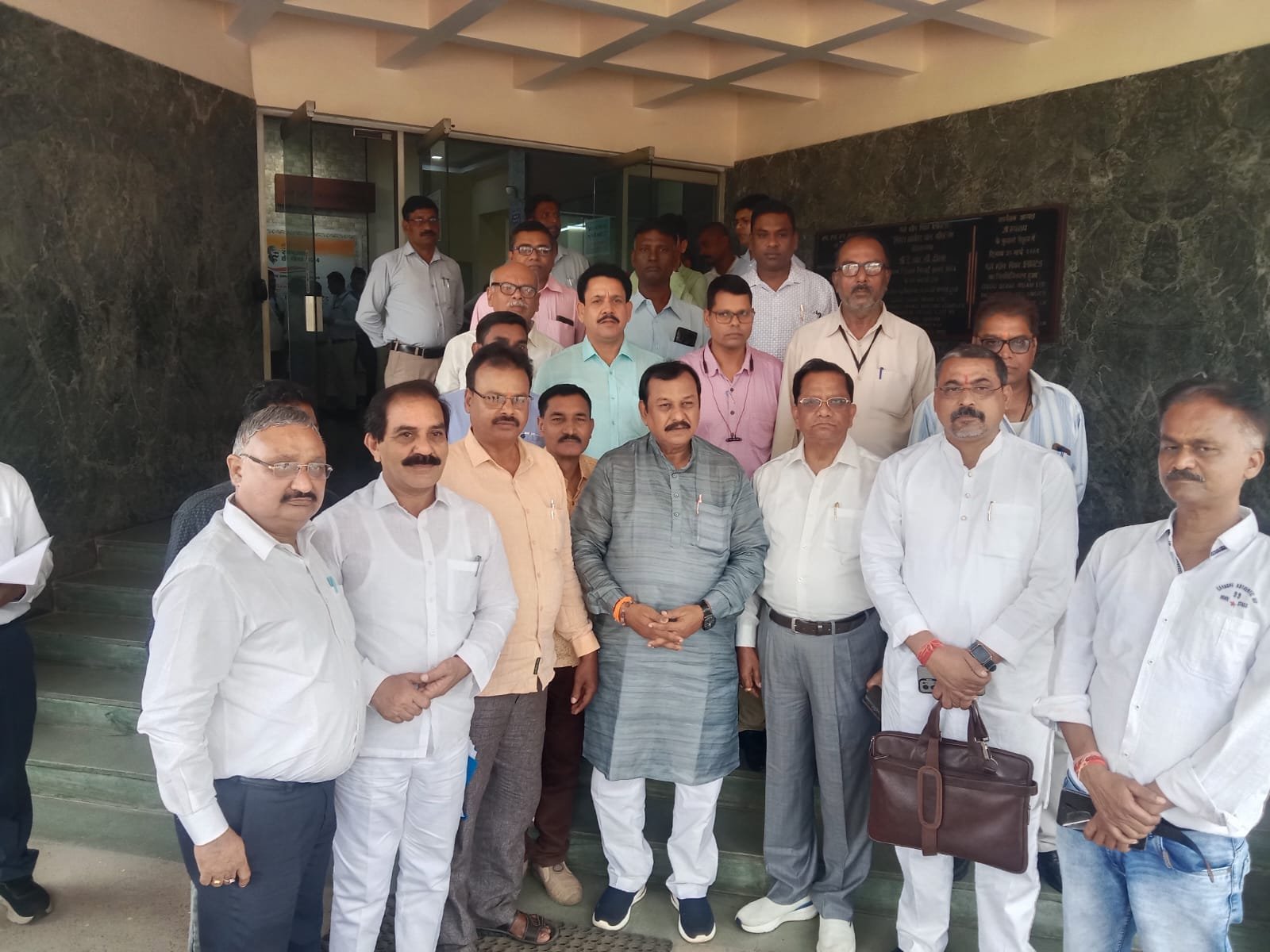 एफएसएनएल के विक्रय के बाद सांसद ने सीएमडी को चेताया किसी भी कर्मचारी अधिकारी का न हो अहित, देश भर से आए यूनियन प्रतिनिधि से की चर्चा