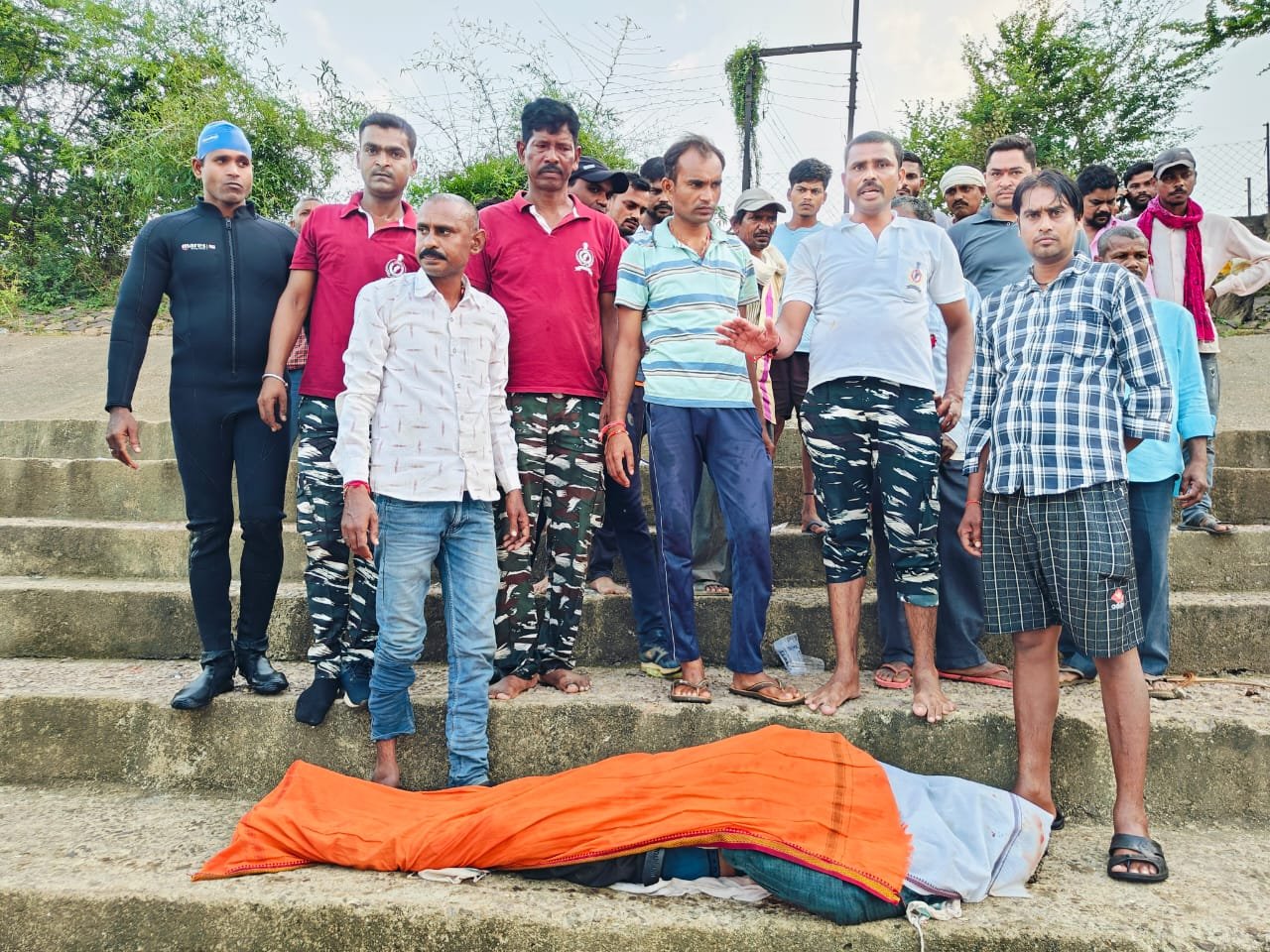 शिवनाथ नदी में दुपहिया वाहन सवार बहे दो लोग, एक की जान बची, दूसरे का शव आज निकला एसडीआरएफ दुर्ग टीम ने शिवनाथ नदी में दुपहिया वाहन सवार बहे दो लोग, एक की जान बची, दूसरे का शव आज निकला एसडीआरएफ दुर्ग टीम ने