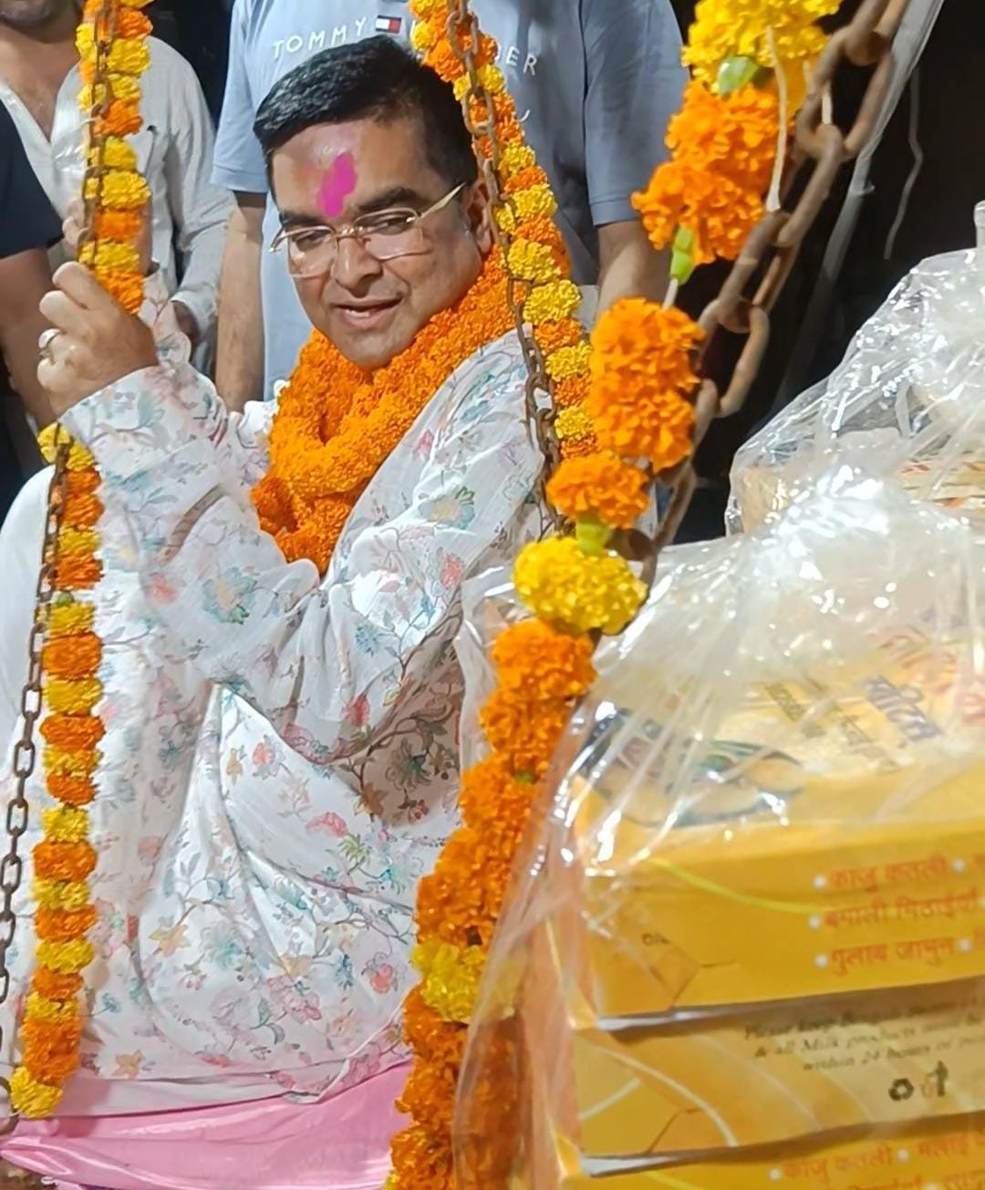 गदा चौक से शराब दुकान हटने पर मार्केट व मोहल्ले के लोगों ने विधायक रिकेश का किया अभूतपूर्व स्वागत, लड्डुओं से तौला, कहा – “जो शराब दुकान के पक्षधर थे जल्द उनके नाम सार्वजनिक करूंगा, अब शराब दुकान यहां मत आने देना चाहे कुछ भी हो जाए”