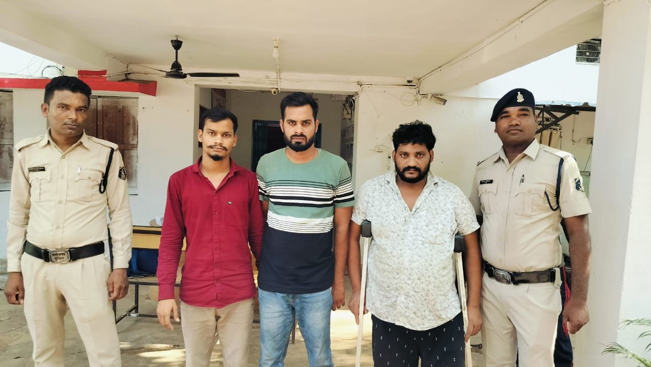 सारंगढ़ से दुर्ग तस्करी कर मादक पदार्थ गांजा लाने वाले तीन तस्करों को पुलिस ने किया गिरफ्तार आरोपियों से 5 किलो गांजा 6 मोबाइल एक बलेनो कार जप्त