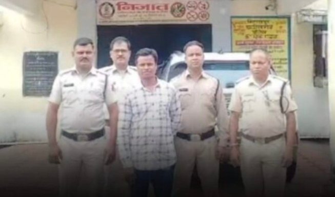 CG Breaking : तीन बच्चों के बाप ने 3 साल की बच्ची को बनाया हवस का शिकार, चॉकलेट का दिया लालच, ले गया था सुनसान जगह पर, गिरफ्तार