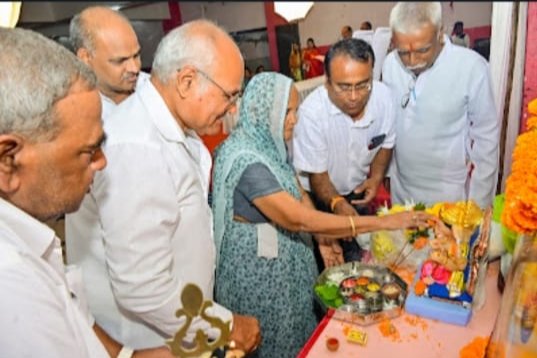 कान्य कुब्ज़ वैश्य हलवाई भुंजवा भुर्जी समाज के तीज क्वीन प्रतियोगिता की विजेता बनी शारदा कश्यप