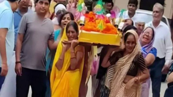 बेटे की चाह में 11 बेटियां, अब इन्होंने जो किया वो दृश्य देखकर पूरा गांव रो पड़ा बेटे की चाह में 11 बेटियां, अब इन्होंने जो किया वो दृश्य देखकर पूरा गांव रो पड़ा