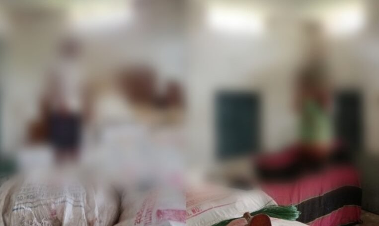 CG ख़बर : बुनकर दंपति ने फांसी लगाकर की आत्महत्या, समिति अध्यक्ष के नाम लिखा सुसाइडल नोट, जांच में जुटी पुलिस CG ख़बर : बुनकर दंपति ने फांसी लगाकर की आत्महत्या, समिति अध्यक्ष के नाम लिखा सुसाइडल नोट, जांच में जुटी पुलिस