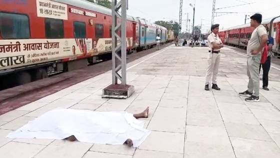 CG News : 22 फुट ऊंचे खंभे पर चढ़ ओएचई पर कूद युवक ने कर ली खुदकुशी, मामला छत्तीसगढ़ के इस रेल्वे स्टेशन का CG News : 22 फुट ऊंचे खंभे पर चढ़ ओएचई पर कूद युवक ने कर ली खुदकुशी, मामला छत्तीसगढ़ के इस रेल्वे स्टेशन का