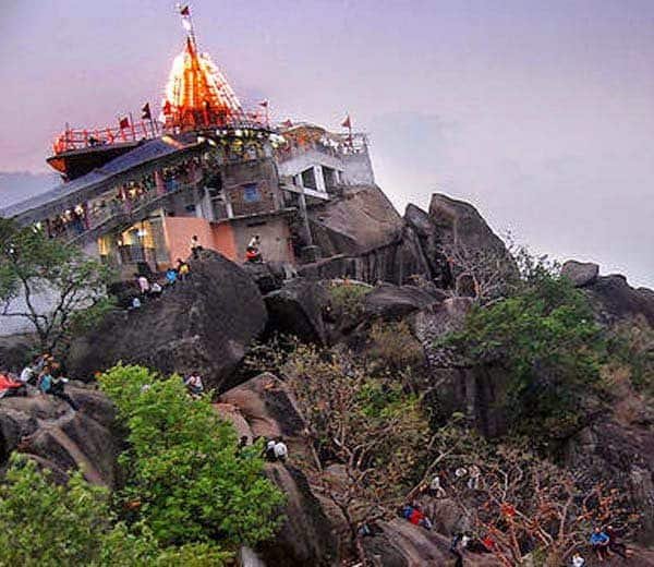 डोंगरगढ़ मां बम्लेश्वरी मंदिर में मची भगदड़, एक बुजुर्ग महिला की मौत, श्रद्धालु दर्शन के लिए जल्दबाजी न करें-प्रशासन की अपील