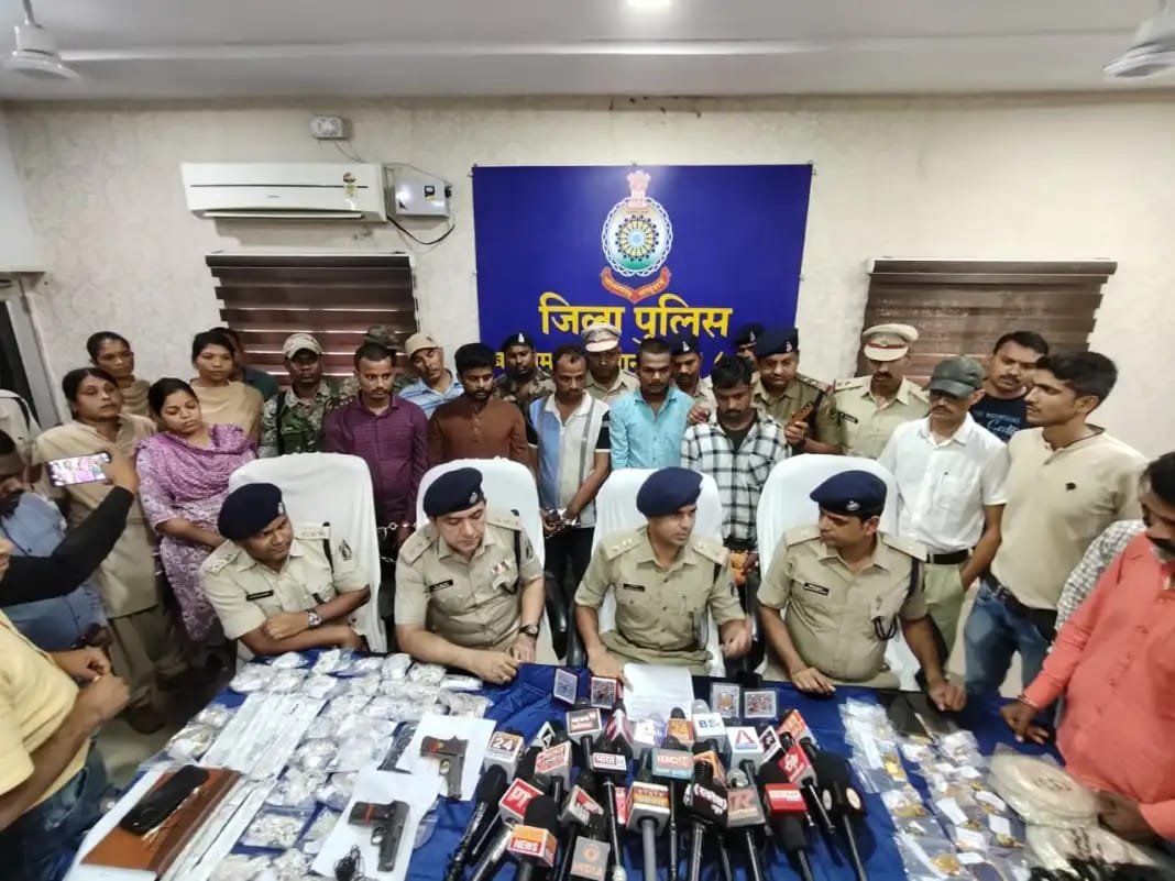 CG Breaking : राजेश ज्वेलर्स में करीब 3 करोड़ की डकैती, महिला सहित 6 डकैत गिरफ्तार, 3 किलो सोना, 7 किलो चांदी, 5 लाख 80 हजार रुपए नगद , 1 चार पहिया, 2 बाइक, 2 पिस्टल, कुल 2 करोड़ 40 लाख रुपए जप्त