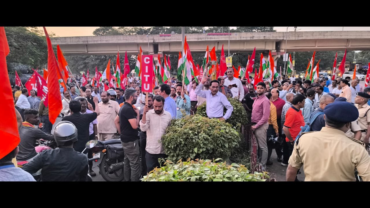 बोनस पर प्रबंधन की मनमानी के खिलाफ संयुक्त यूनियनों का ऐलान, नवंबर में होगी हड़ताल, आज के प्रदर्शन में सभी 9 ट्रेड यूनियन हुए शामिल