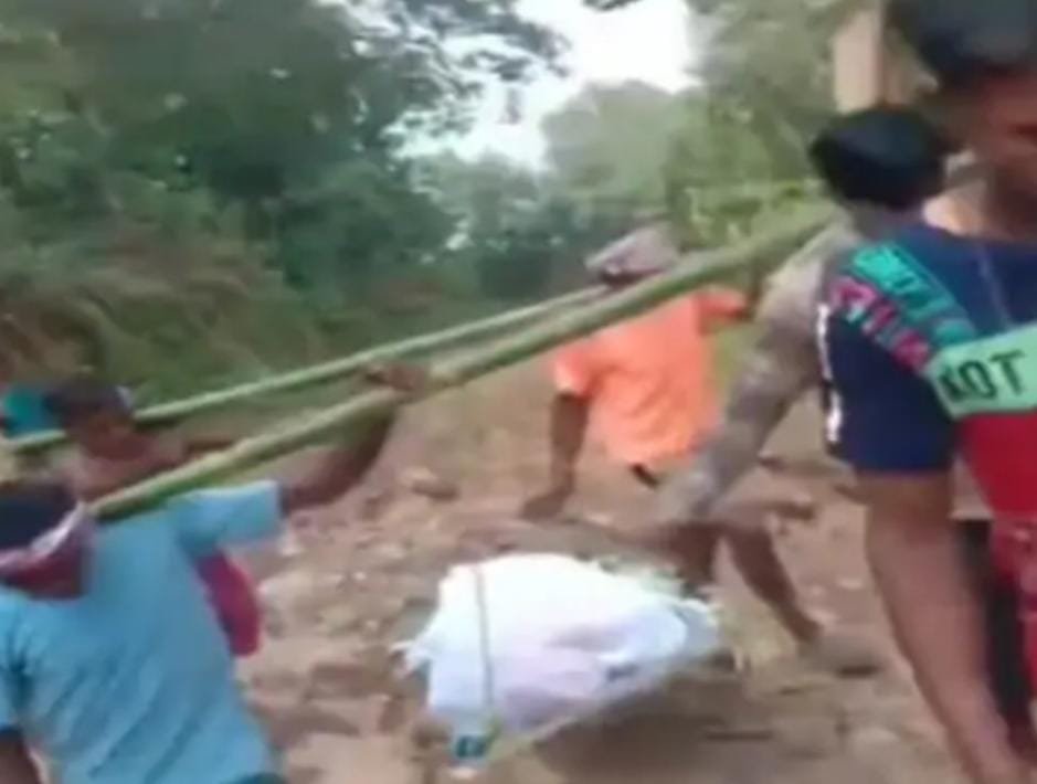 ये कैसी मजबूरी, कहां है विकास : छत्तीसगढ़ में छात्र के शव को खाट पर रख 7 किलोमीटर पैदल चलते रहे ग्रामीण, जब सड़क ही नहीं तो कहां से चलेंगी गाड़ियां