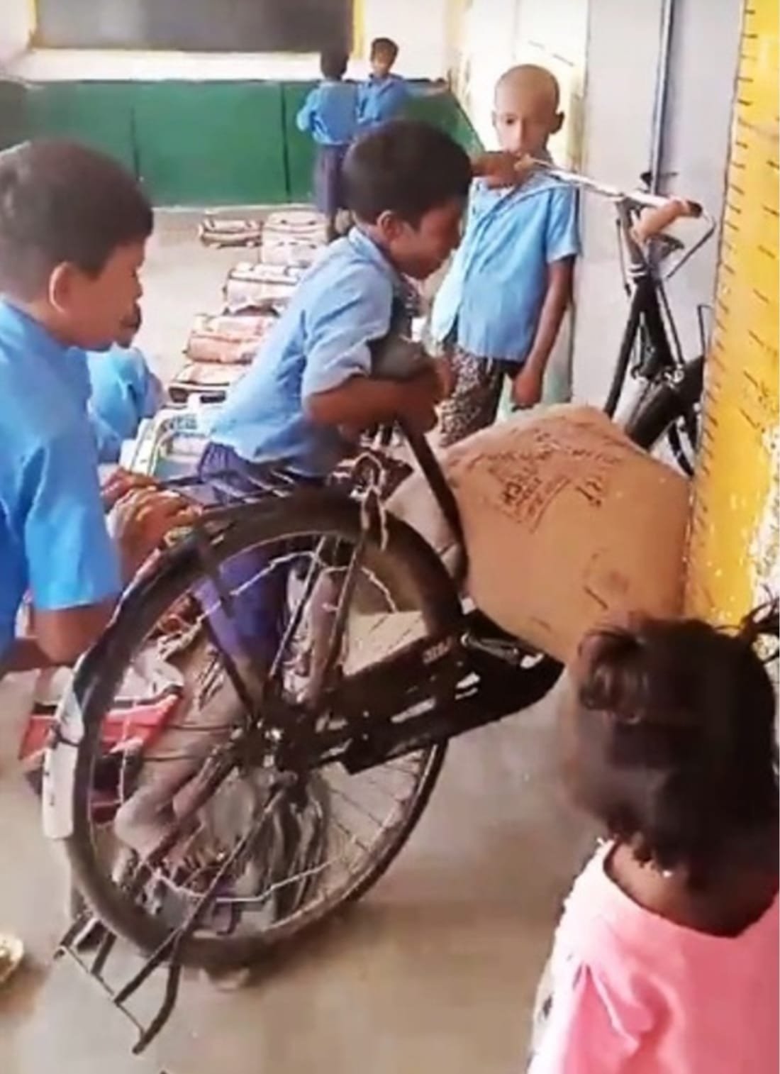 CG ख़बर : स्कूली बच्चों से चावल ढुलाई कराने का वीडियो सोशल मीडिया पर वायरल, स्कूल की प्रधान पाठिका निलंबित