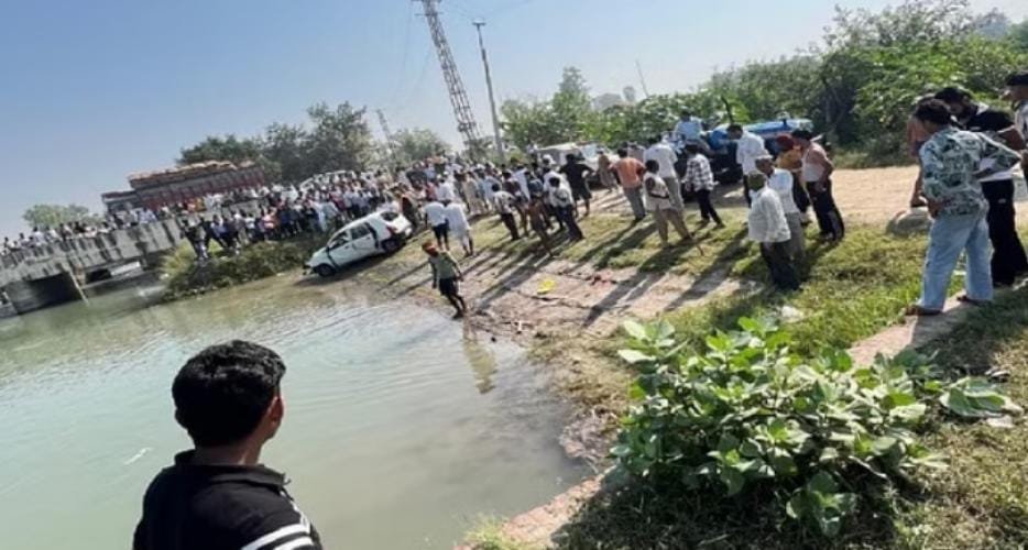 हरियाणा के कैथल में कार जा गिरी नहर में 🛑 चार बच्चों व महिलाओं सहित आठ की मौत, मंदिर माथा टेकने जा रहा था परिवार