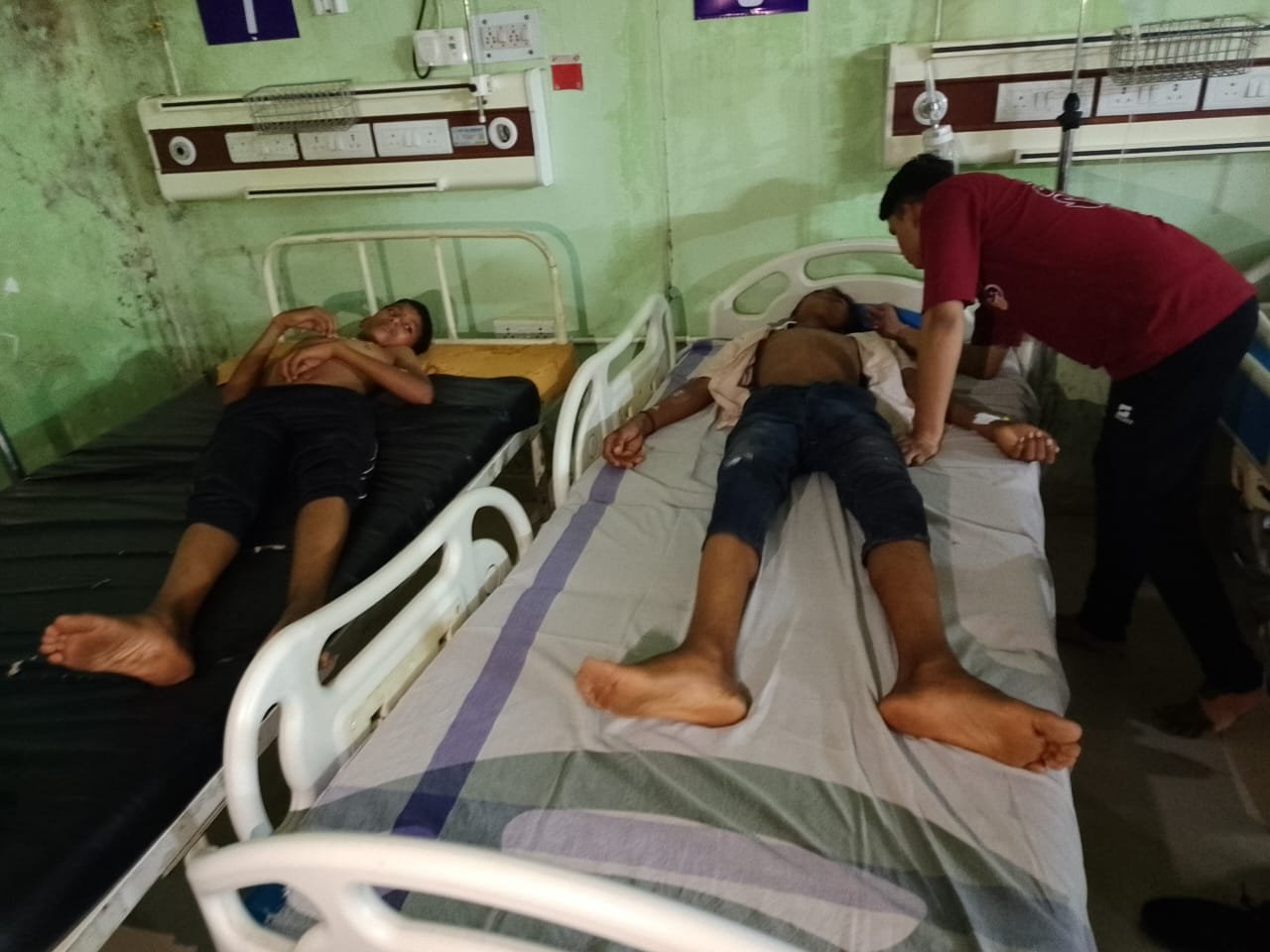 डांग-डोली हाईटेंशन तार पर फंसा, 15 ग्रामीण करंट की चपेट में, घायल युवक आईसीयू में भर्ती डांग-डोली हाईटेंशन तार पर फंसा, 15 ग्रामीण करंट की चपेट में, घायल युवक आईसीयू में भर्ती