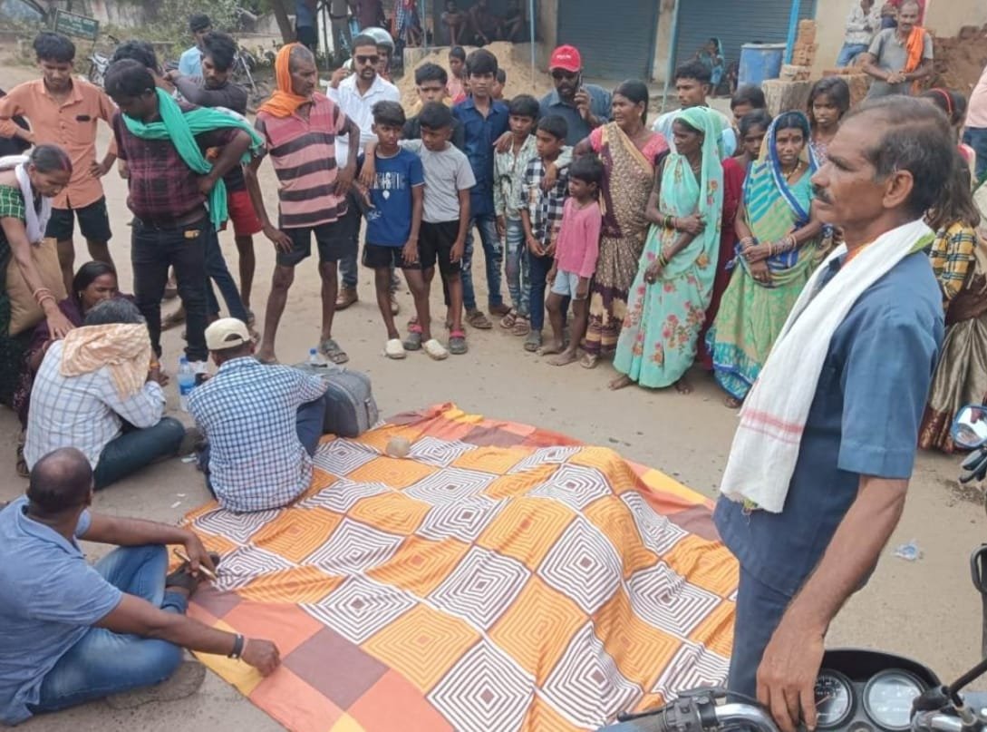 CG News : दो सड़क हादसों में गर्भवती महिला, पिता-बेटी की मौत, जर्जर सड़क और बेकाबू रफ्तार बनी जानलेवा, ग्रामीणों ने किया चक्काजाम CG News : दो सड़क हादसों में गर्भवती महिला, पिता-बेटी की मौत, जर्जर सड़क और बेकाबू रफ्तार बनी जानलेवा, ग्रामीणों ने किया चक्काजाम