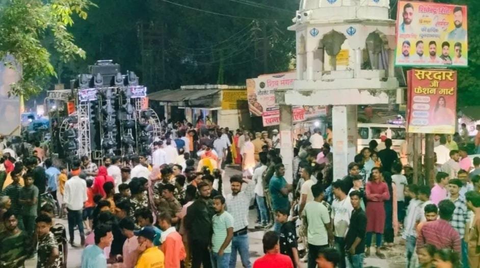 फिर भड़की हिंसा, दुर्गा विसर्जन जुलूस में उपजा बवाल लगातार बढ़ रहा, लाठी डंडों के साथ उतरे सड़क पर, कई गाड़ियां व दुकानों में लगाई आग
