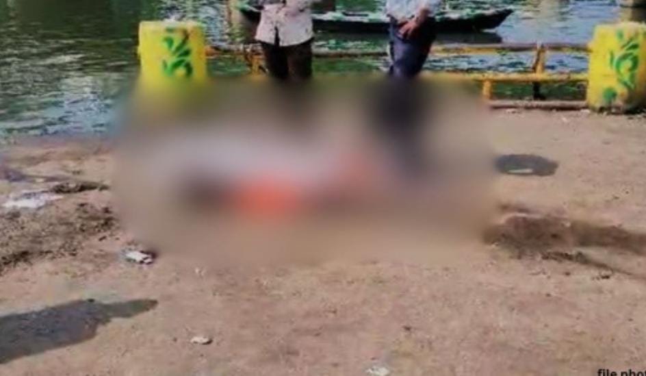 रायपुर के महादेव घाट में मिला अधेड़ का शव 🛑 इलाके में हड़कंप, पहचान जुटाने में जुटी पुलिस