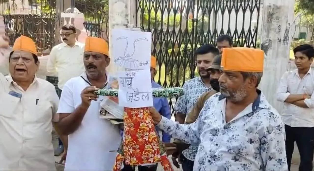 उपचुनाव के पहले हंगामा : नशे में धुत कांग्रेस विधायक ने भगवान शिव को दी गाली, हिंदू महासभा ने जलाया पुतला, निष्कासन की मांग उपचुनाव के पहले हंगामा : नशे में धुत कांग्रेस विधायक ने भगवान शिव को दी गाली, हिंदू महासभा ने जलाया पुतला, निष्कासन की मांग