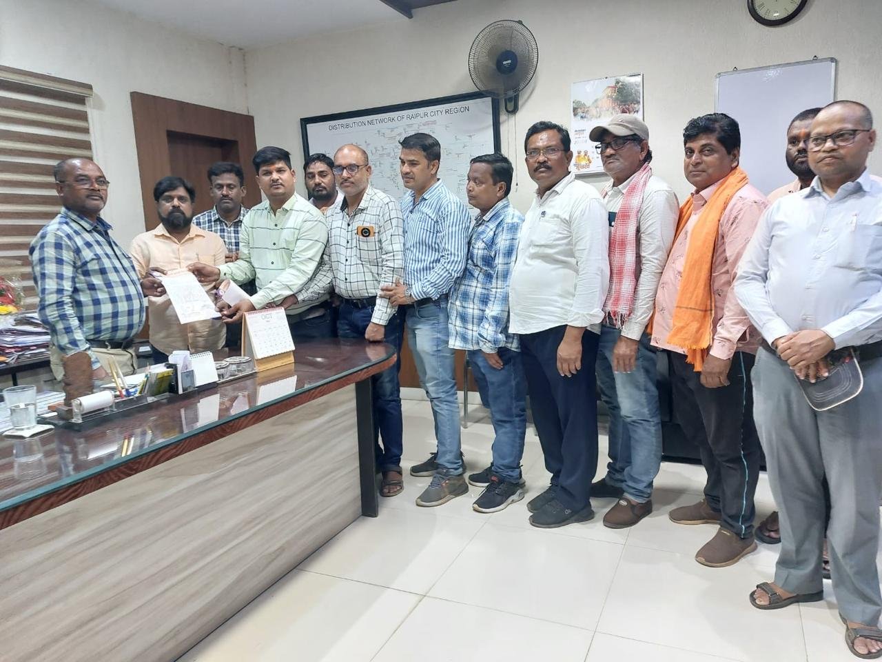 लाईन कर्मी दिलीप जंघेल की विद्युत् दुर्घटना में मौत से बिजली कर्मियों में आक्रोश, महासंघ ने खोला मोर्चा, प्रतिनिधि मंडल पहुंचा चेयरमैन, एम डी और ईडी तक, सहायक अभियंता निलंबित, जांच कमेटी गठित
