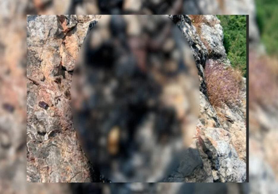 बागेश्वर धाम से लगे गढ़ा में मिली महिला की अधजली लाश, कागज के ढेर से जलाया गया है महिला को, इलाके में हड़कंप