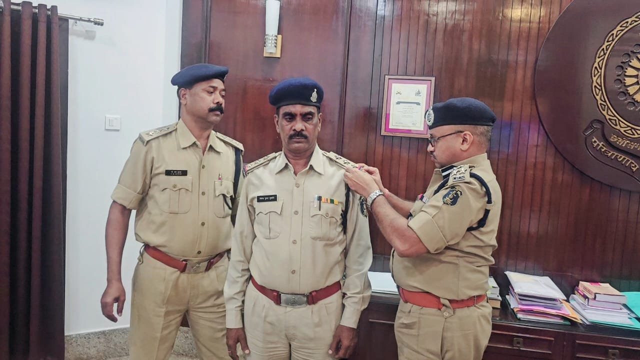 पुलिस महानिरीक्षक दुर्ग रेंज ने उप निरीक्षक (अ) को स्टार लगाकर निरीक्षक (अ) के पद पर किया पदोन्नत