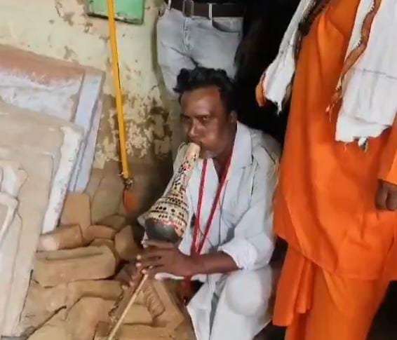 कातिल नागिन पकड़ने पुलिस के साथ मौके पर पहुंचा सपेरा, बीन बजा ढूंढता रहा नागिन, लोगों की भीड़ जमा, विडियो भी हो रहा वायरल