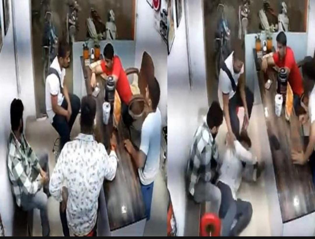 बैठे-बैठे स्टूल से गिरा, फिर उठा ही नहीं… दोस्तों संग हंसते-बोलते पल भर में युवक की मौत बैठे-बैठे स्टूल से गिरा, फिर उठा ही नहीं… दोस्तों संग हंसते-बोलते पल भर में युवक की मौत
