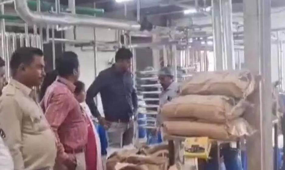 CG News : दुग्ध फैक्ट्री में खाद्य एवं औषधि प्रशासन विभाग का छापा, पनीर और पेड़ा मिठाई के सैंपल ले जांच के लिए भेजा गया CG News : दुग्ध फैक्ट्री में खाद्य एवं औषधि प्रशासन विभाग का छापा, पनीर और पेड़ा मिठाई के सैंपल ले जांच के लिए भेजा गया