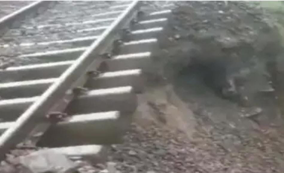 CG Breaking : रेलवे लाइन निर्माण के दौरान मिट्टी धंसने से एक मजदूर की मौत, दूसरा भेजा गया अस्पताल