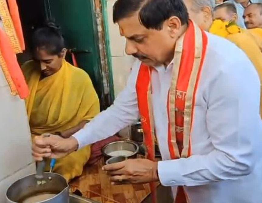 “आज चाय तेरा भाई बनाएगा…” टपरी में चाय बनाते नजर आए मुख्यमंत्री, कहा – “विधायकजी आपको भी पिलाऊं”