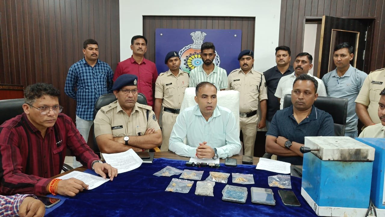 इंदौर मध्य प्रदेश में दो माह तक दुर्ग पुलिस ने किया कैंप, रसमड़ा डकैती एवं NSPCL कालोनी की चोरी के आरोपी को किया गिरफ्तार, 600 ग्राम सोना सहित 50 लाख का का सामान जप्त