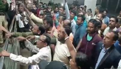 CG ख़बर : युवक की पुलिस कस्टडी में मौत, भीड़ ने थाने पर किया पथराव, पुलिस ने दागे आंसू गैस के गोले